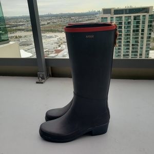 Rain boots in black and red